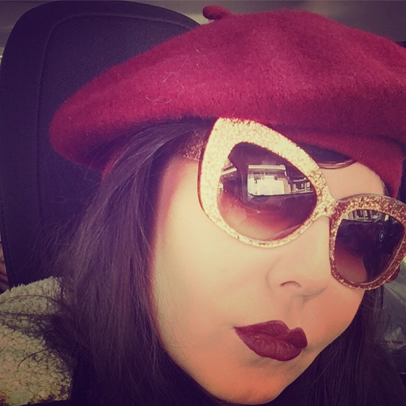 Meet your Posher, Kelly. Make me an offer. - Picture 2 of 2